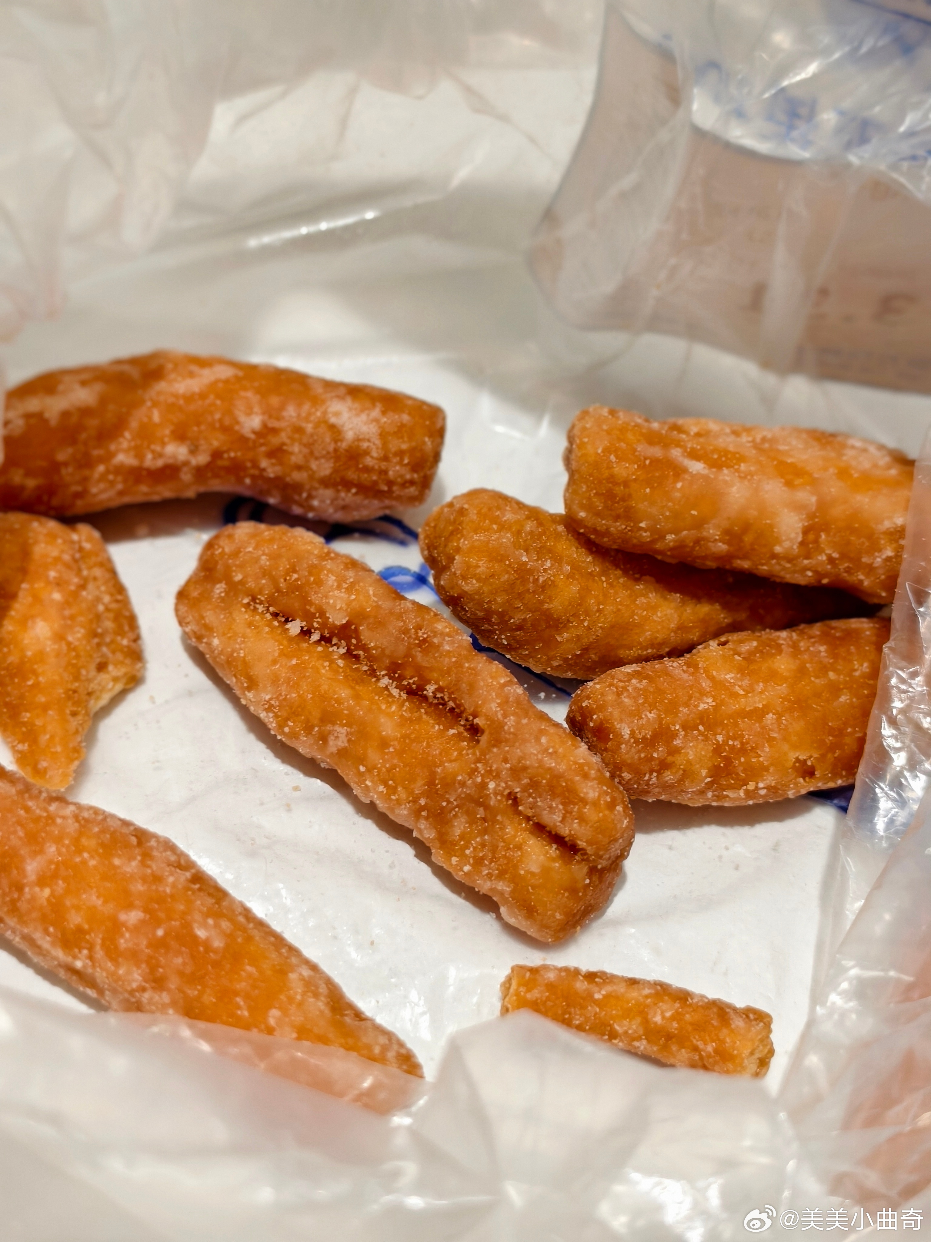 一大早就开始吃零食，吃辣条周末上班感觉很苦啊，明天准备休半天假时间太短了都不知道