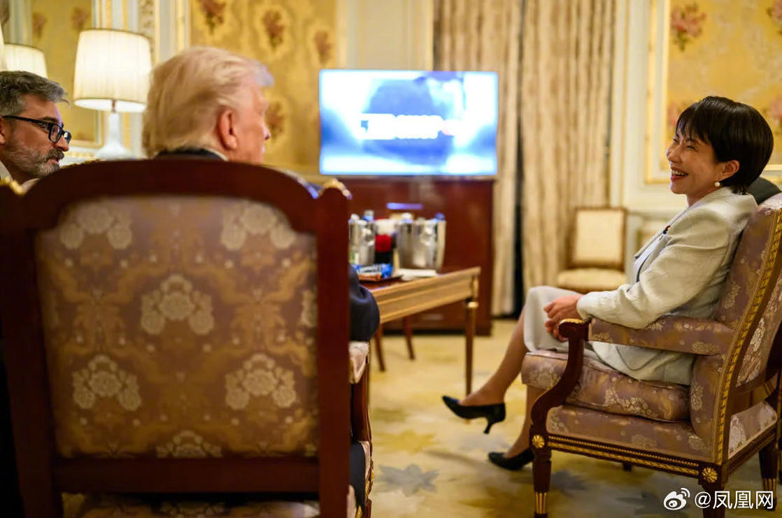 报道称，高市早苗在东京迎宾馆迎接美日两国官员时道歉说：“很抱歉我来晚了...