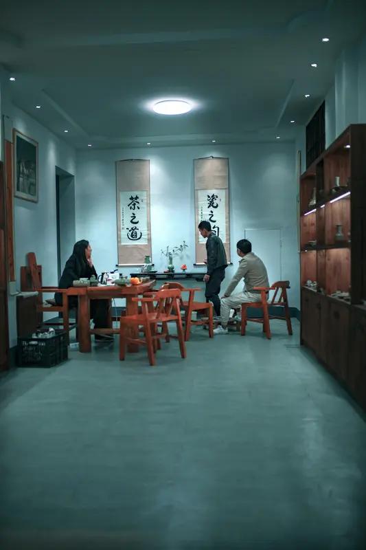 上联：酒里谈心心映月，
下联：茶间论道道传香。