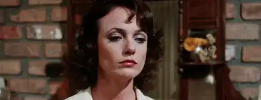 记住这个名字：帕尼·怀尔德。
然后，忘掉她。
因为，她早就这么干了。
聚光灯砸进