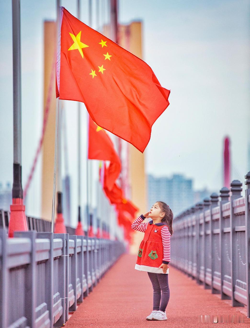 一抹中国红，半部奋斗史，红旗所向，便是民心之所向。

它无时无刻不在提醒着我们，