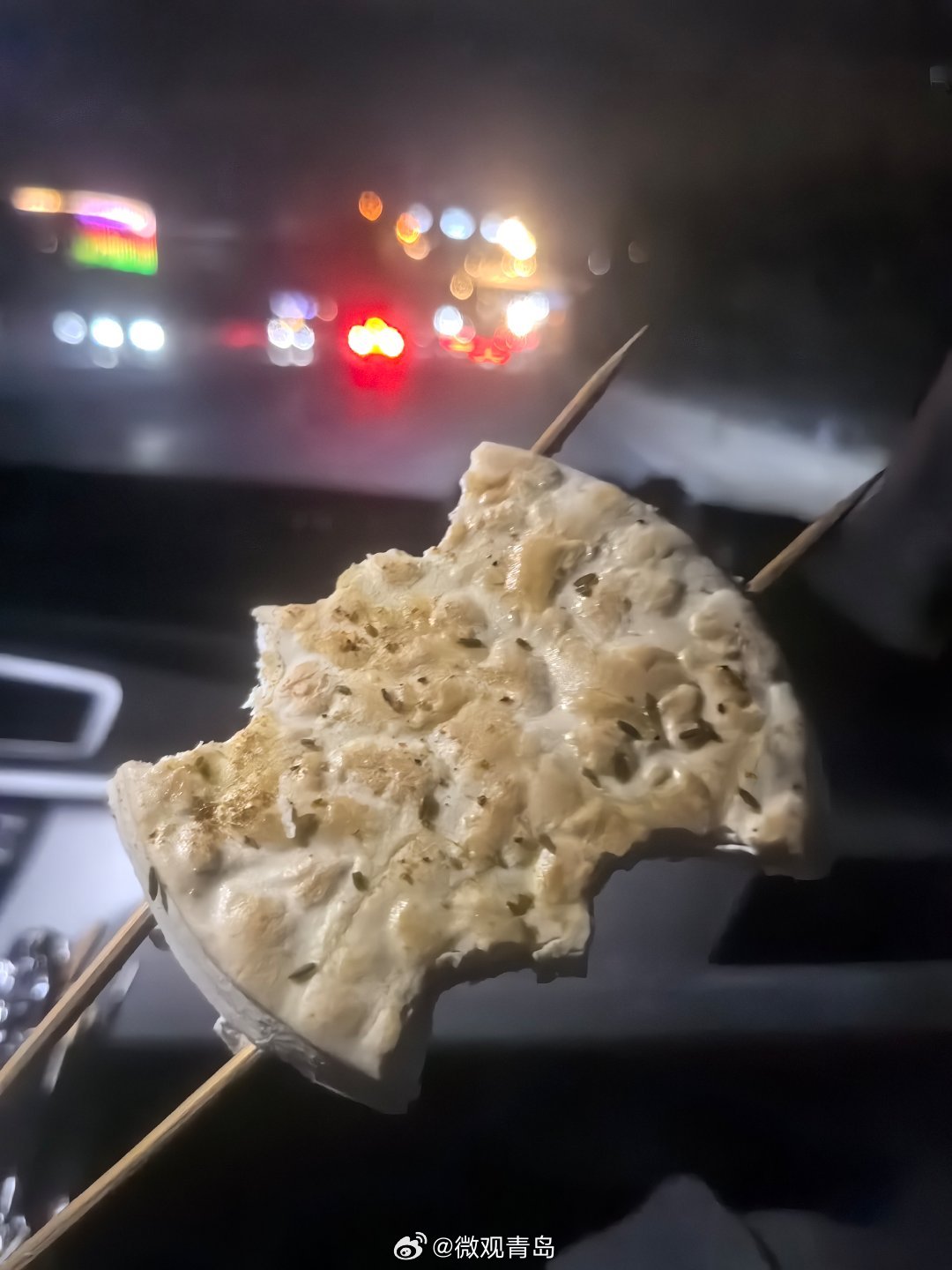 当加班饿到发晕(中午也没吃），此刻吃到这个烧饼，我可以原谅这个世界2分钟…… 