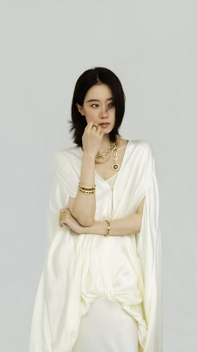 张小斐美得一套又一套张小斐高级骨相美冷调大片里她像从电影走出来的女主，宽松皮衣飒