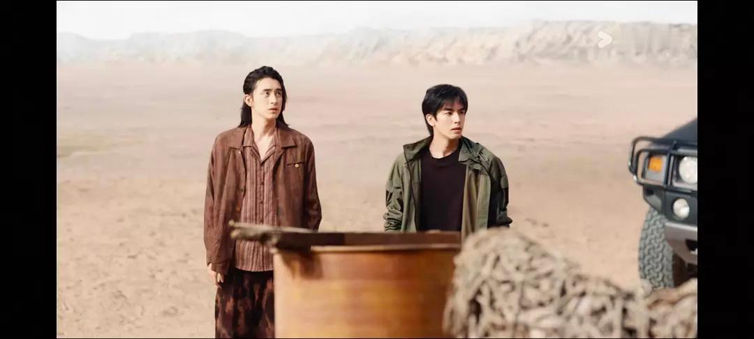 《七根心简》不是实景拍摄吗？这画面质感太像抠图了，室外感觉也是棚拍很明显，质感不