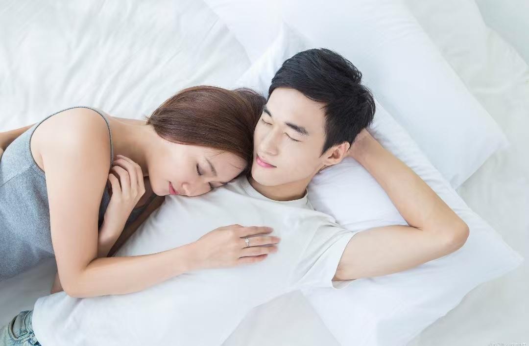 你认真想过没有？
这辈子，唯一一个能光明正大
看你裸体、跟你睡一张床、
还不是你