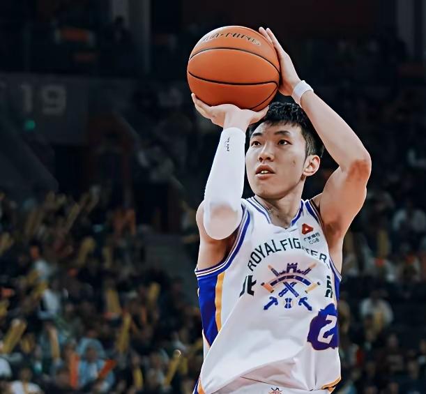 CBA赛场上，江苏队庞峥麟表现非常优秀，在和国家队后卫高诗岩直接对位中，两次晃倒