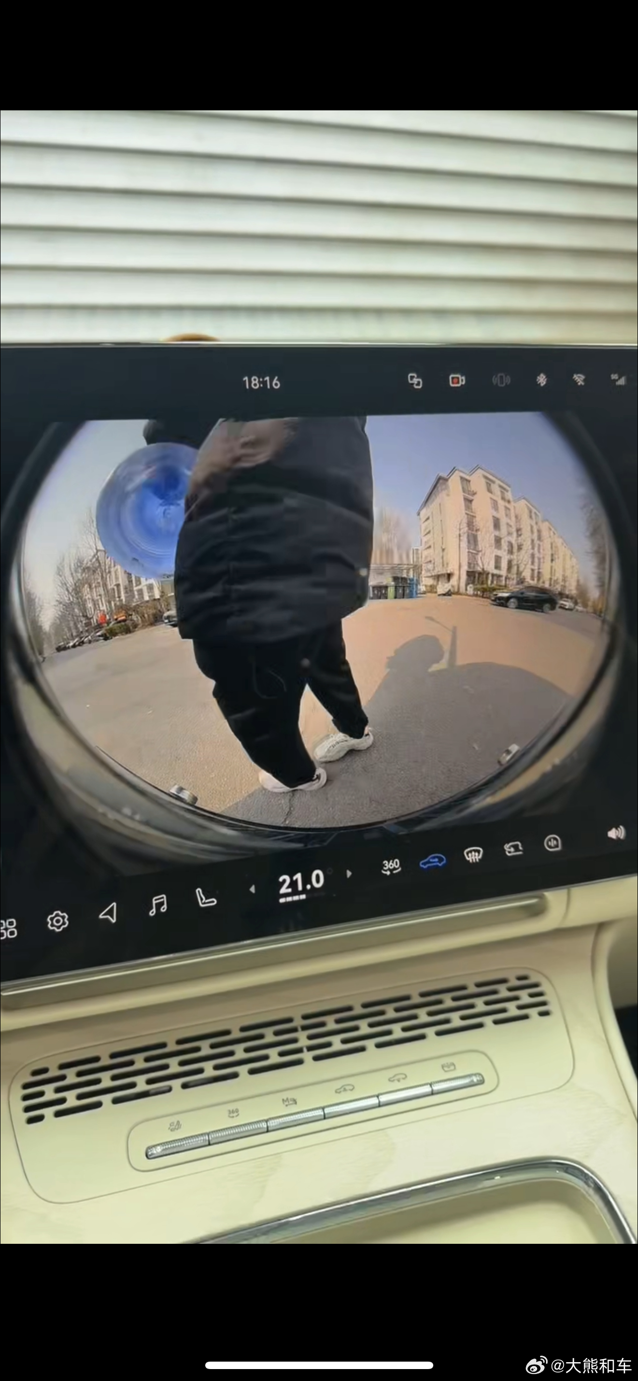 车停小区，被人划了！把桶装水放引擎盖上！我真服了！报J了，叔叔说让我自己调监控，