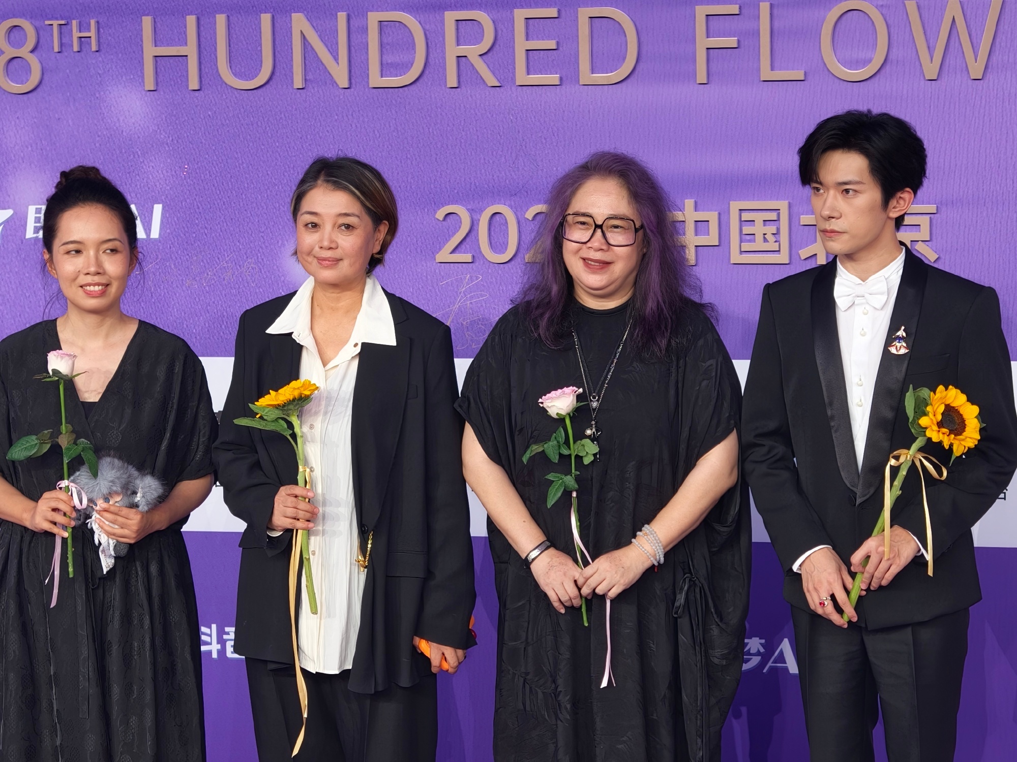 百花奖红毯开始了，第一个剧组《小小的我》。 