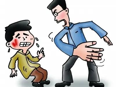 24岁男子街头两次暴打陌生老人，打完淡定离开，监控里的每一帧都让人血压飙升。
