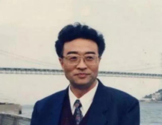 他名叫刘铁骑，是大贪官刘青山的儿子，父亲在1952年被枪毙的时候，刘铁骑才6岁，