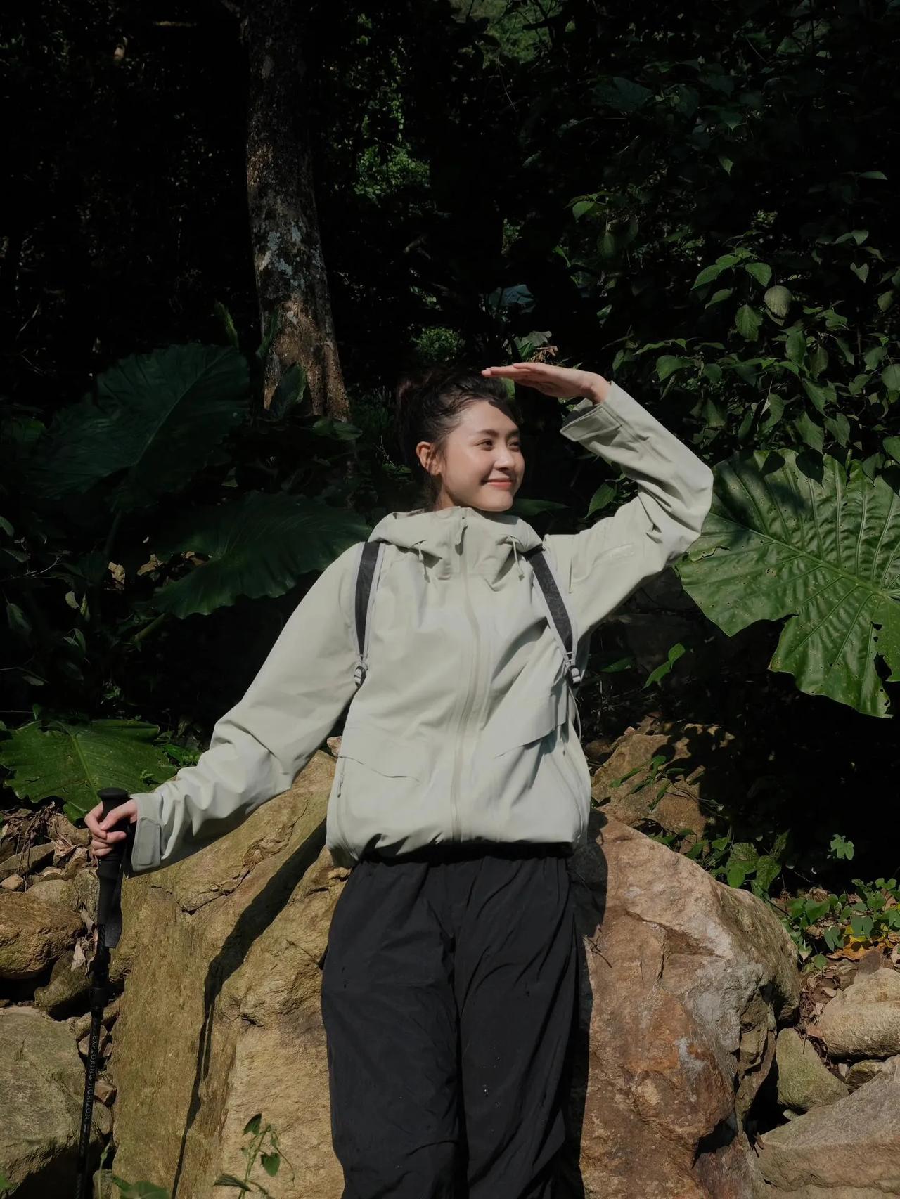翠林佳人倚石坐#青丝轻舞风中飘#美女加秋韵# 登山运动穿搭