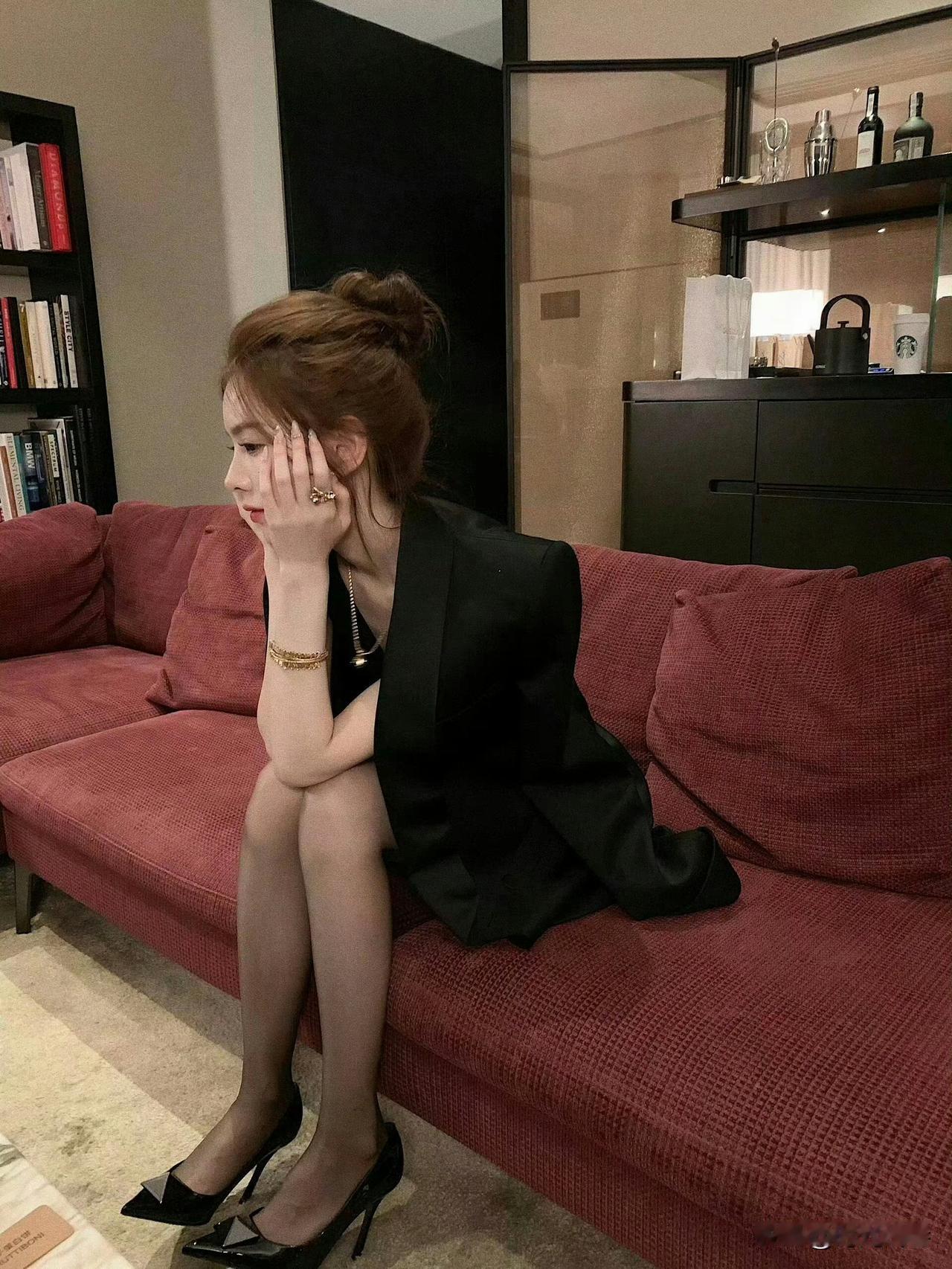 孙一宁黑丝高跟穿搭，腿部线条修长笔直！柔美圆润。