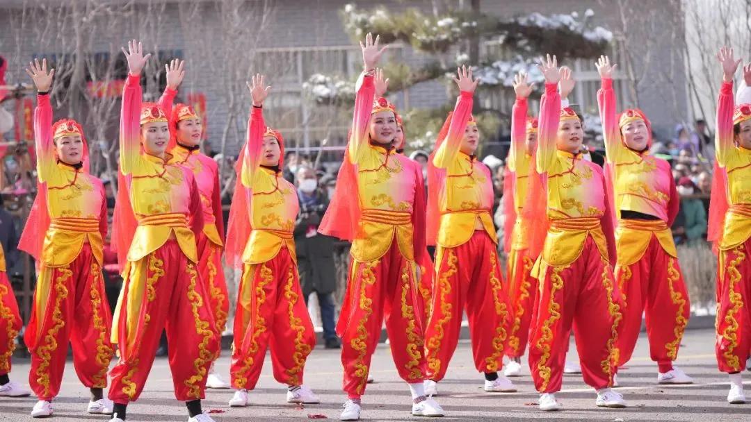 痛心！面包车撞向表演队伍，11人受伤！官方通报来了！

“那一天我们还在一起愉快
