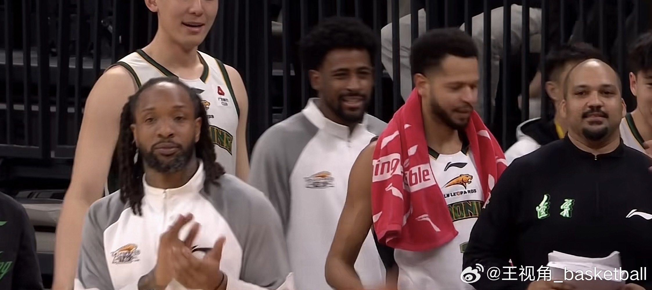 贺希宁史密斯手感冰冷，辽宁男篮逆转客场战胜深圳男篮，辽宁男篮新外援哈维三分线外8