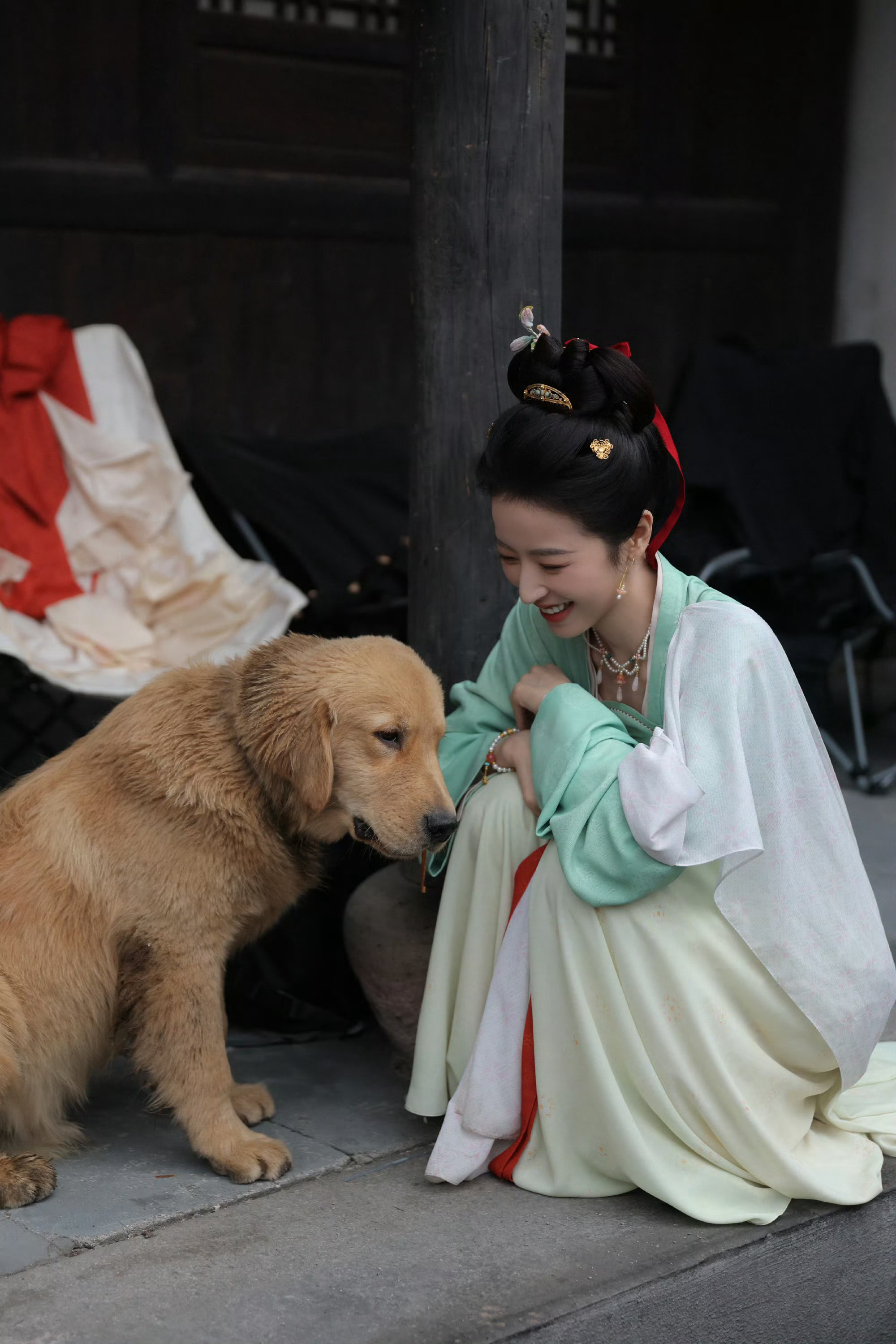 最喜欢这套！！！绿色的明媚少女周雨彤好漂亮，还有没有粉色的那套的？ 