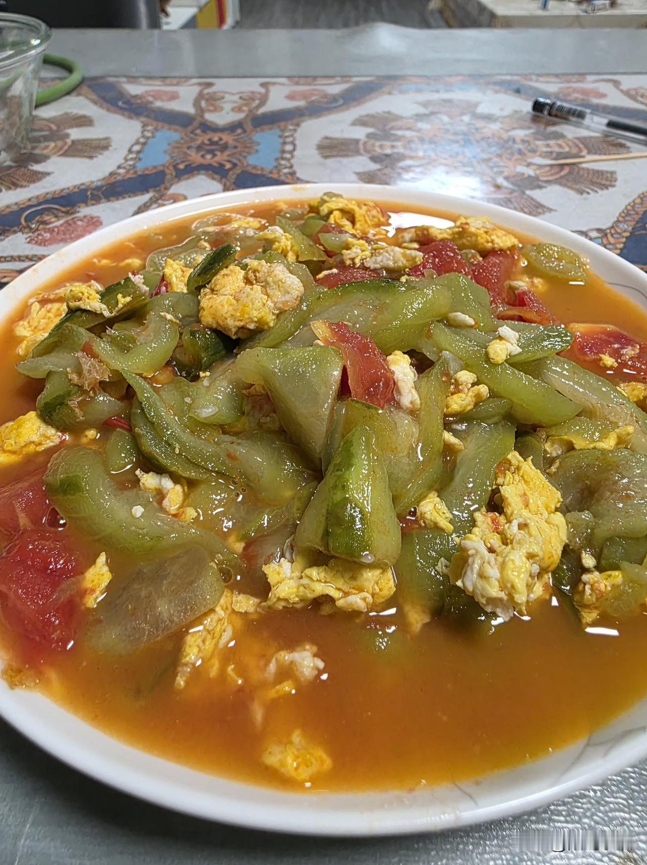 今晚创新了一个新菜，不知能不能得到餐饮界的认可……

晚上本不想吃了，打开冰箱是