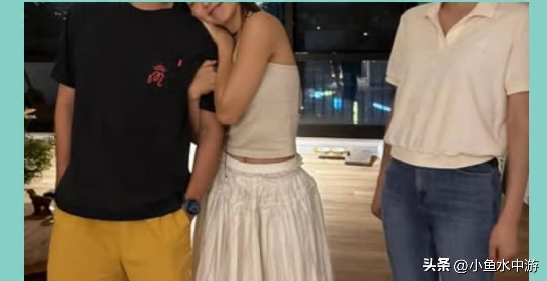 明星异性相处分寸感引讨论
一位韩国女星此前分享了和闺蜜夫妻俩的合照，照片里她挽着