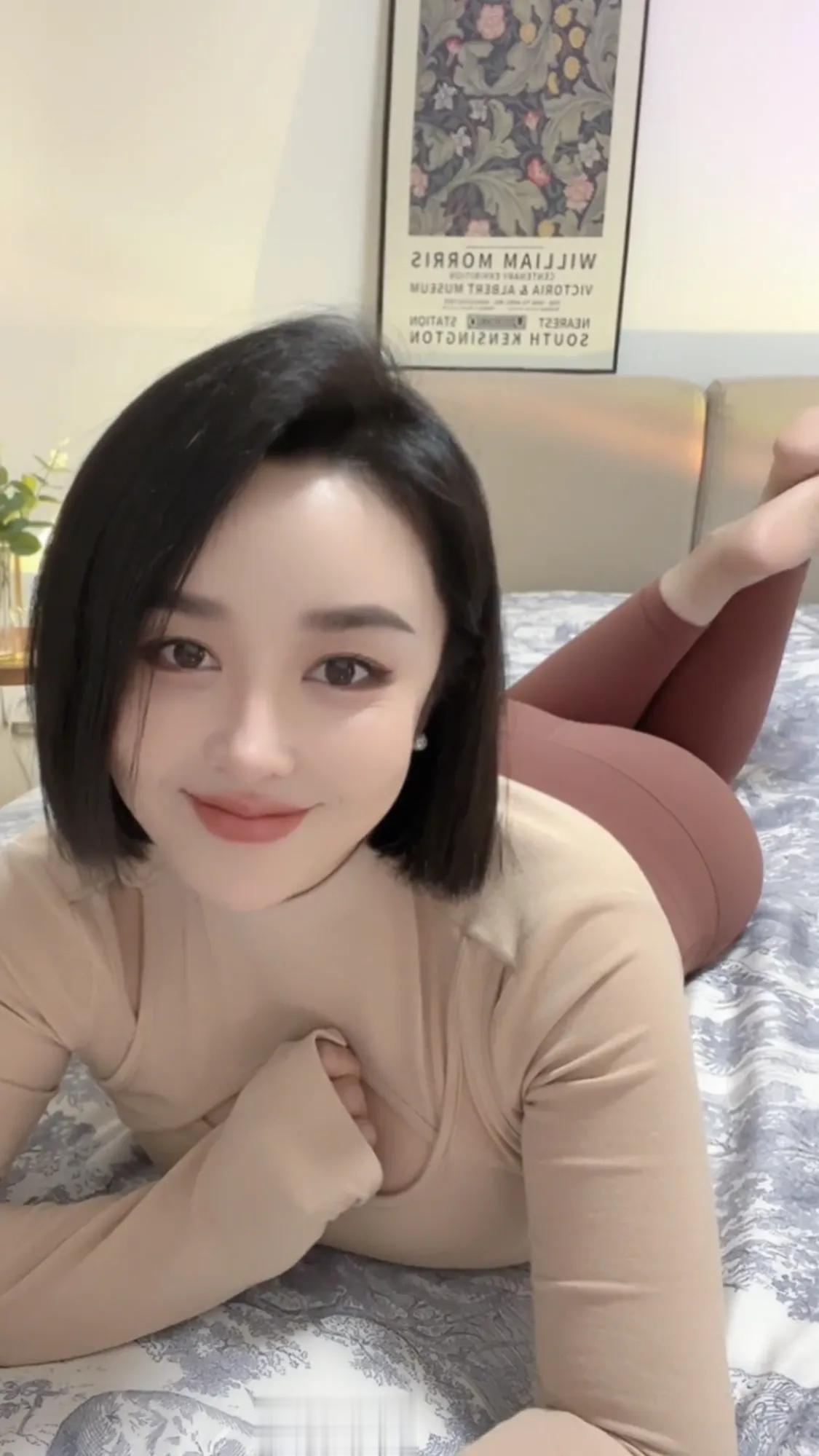 今天，我哥把女神约出来，在公园壁咚了，他轻声说，世上有两种人会像我对你这么好，一