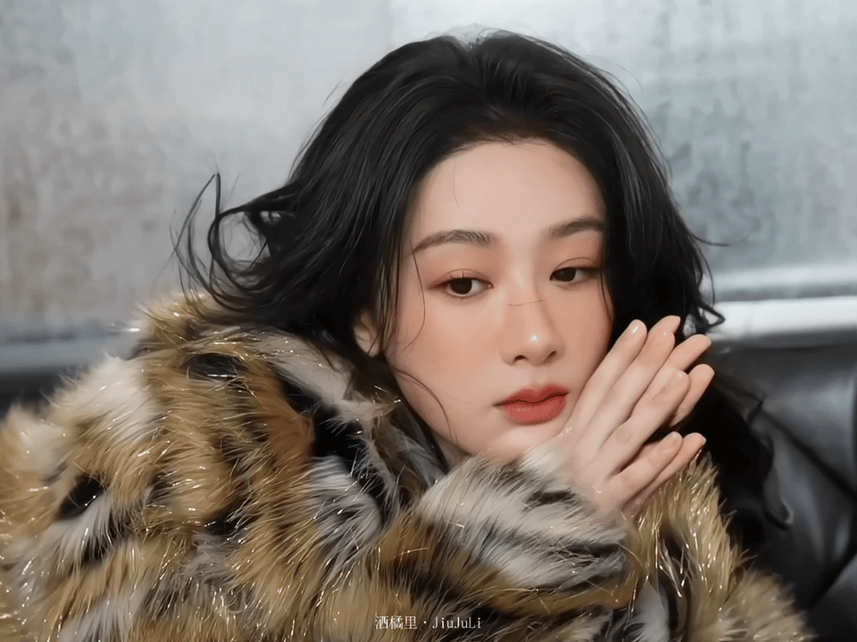 #杨紫[超话]# 今夜来我怀里动图 cr #1106陪杨紫浪漫环游#｜#杨紫# 