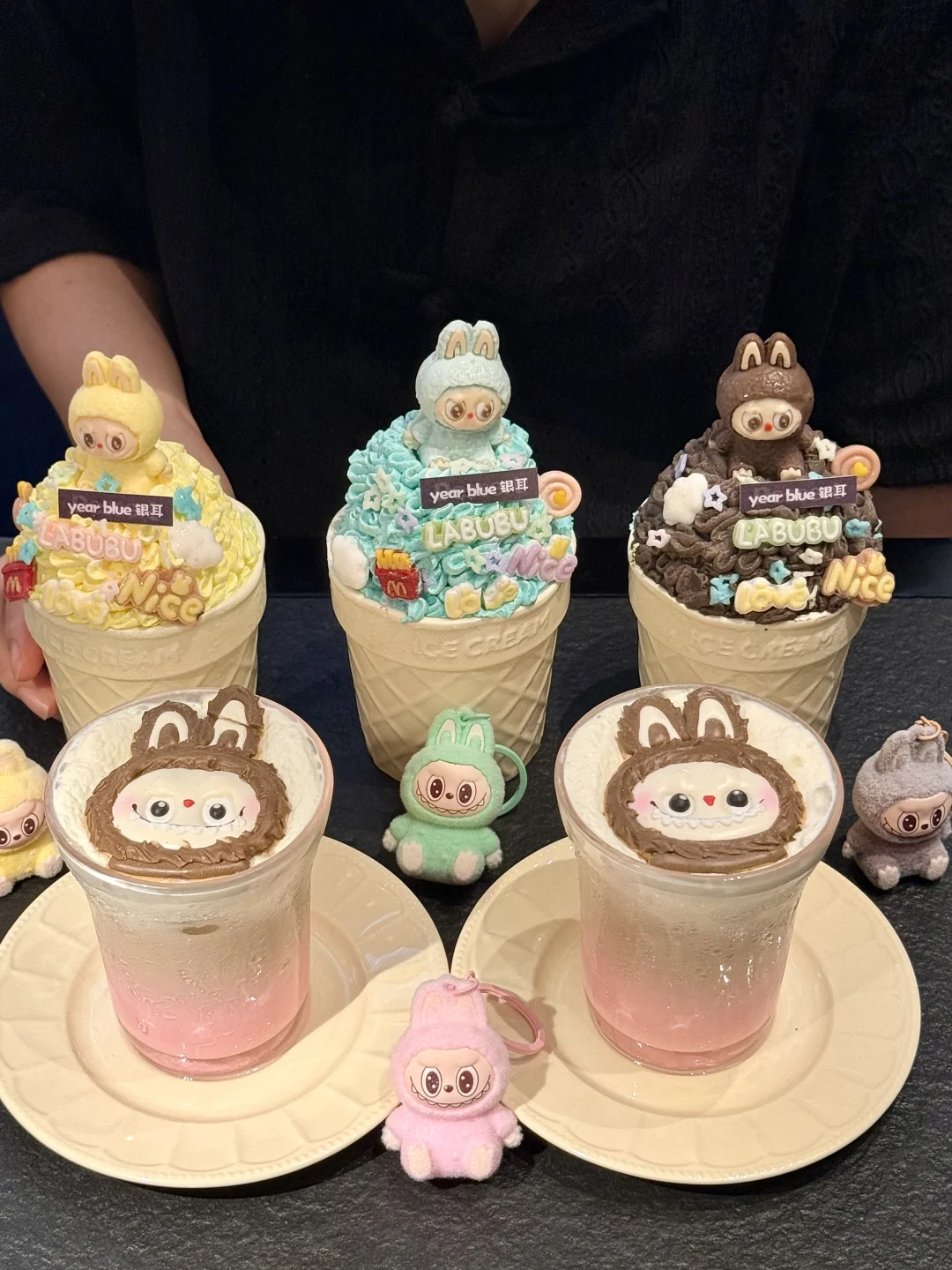 我请问呢！！现在的火锅店都这么卷了吗。。。