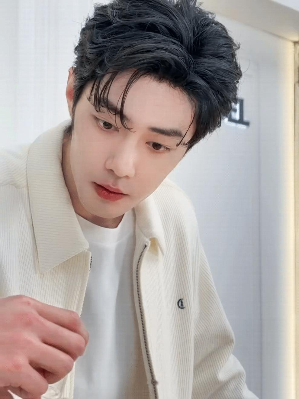 肖战我压力真的没有那么大直播这个头发这个长度太爱了，我太喜欢他鬓角了，毛发浓密旺