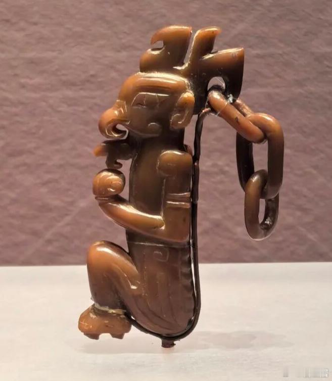 商代活环羽人，国宝，现场照效果不如官方定版，主要原因是灯光和背景！这个光对玉器很