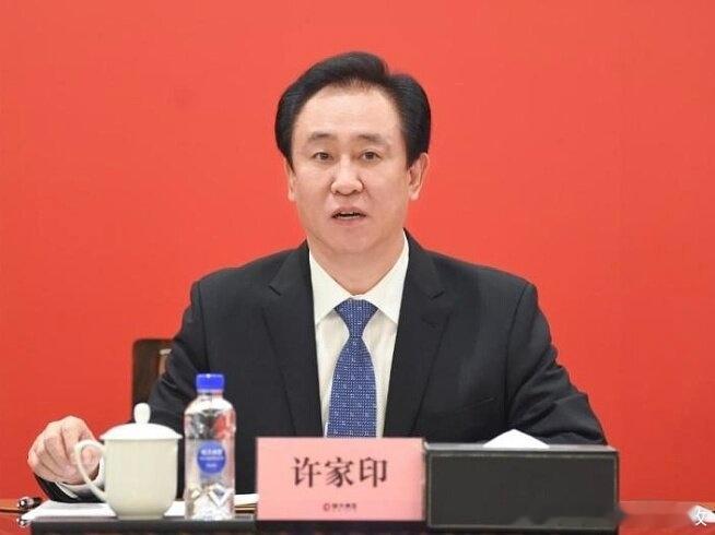 许家印一审被判无期许家印满头白发最新消息：许家印被判处无期徒刑，头发全白了。 