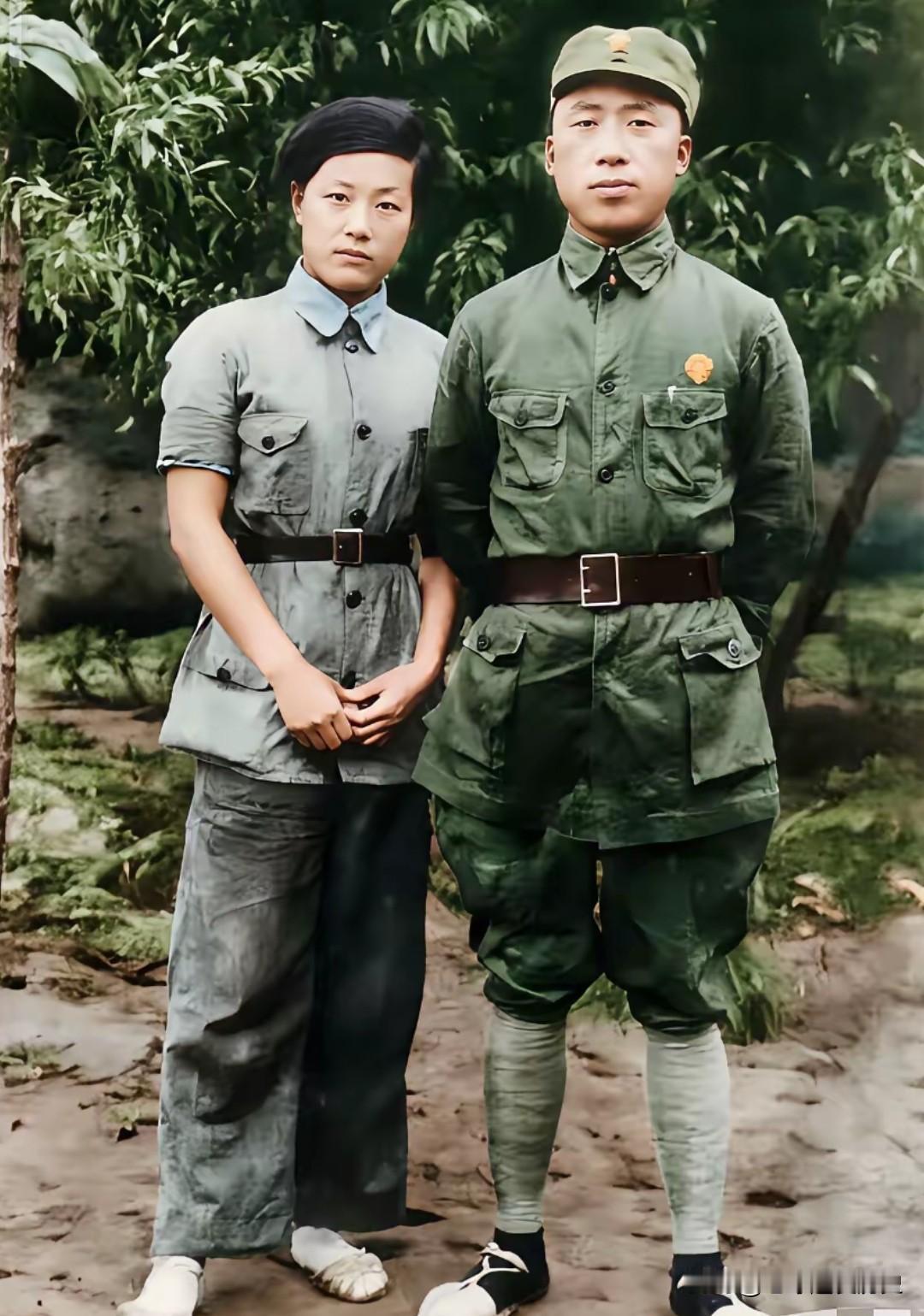 滕代远与妻子林一的革命年代留影。二人一身朴素戎装，神情坚毅肃穆，目光中满是信仰力