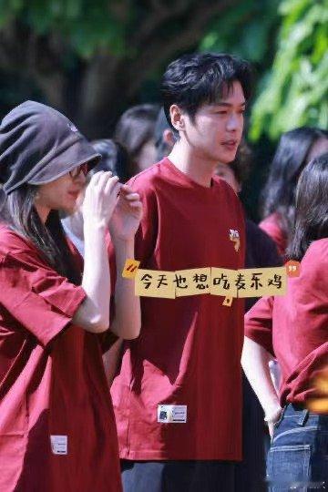 张若昀钟楚曦新电影开机同框电影开端开机路透电影开端开机啦！张若昀钟楚曦状态好好，