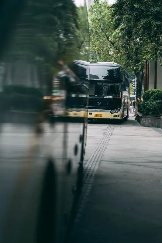 男子坐30小时大巴扛200斤特产看女儿 74岁四川老父亲坐30小时大巴，扛着20