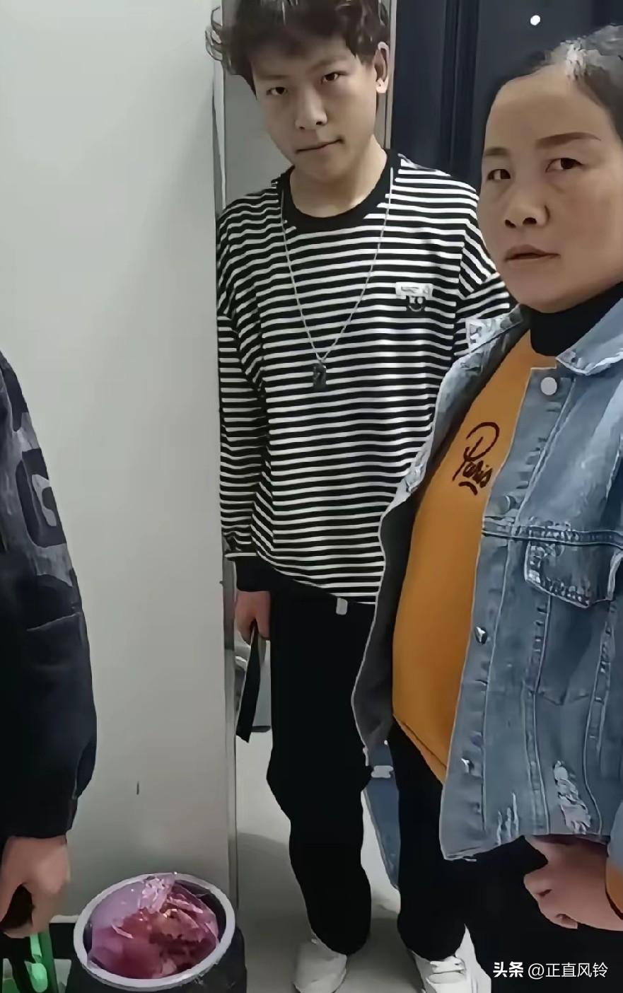 看这眼神就看你怕不怕！
凭母子这眼神这气势，灭掉继父是分分钟的事。前几年在单位，