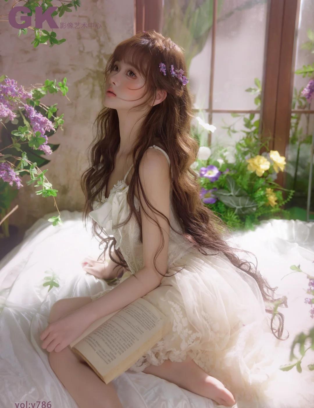 紫藤花序曲🍃梦幻法式发光少女｜无锡写真
阳光透过木窗轻轻洒落
发丝间点缀细碎紫