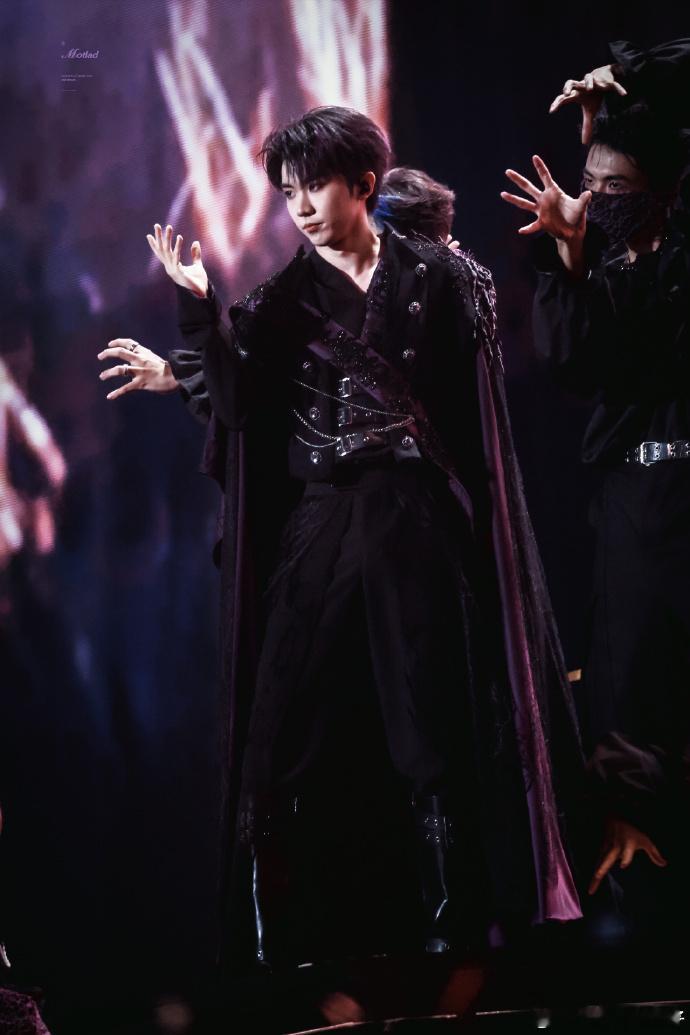 马嘉祺 吸血鬼伯爵真的被帅到了！马嘉祺的吸血鬼伯爵造型太绝了，紫色造型衬得他矜贵