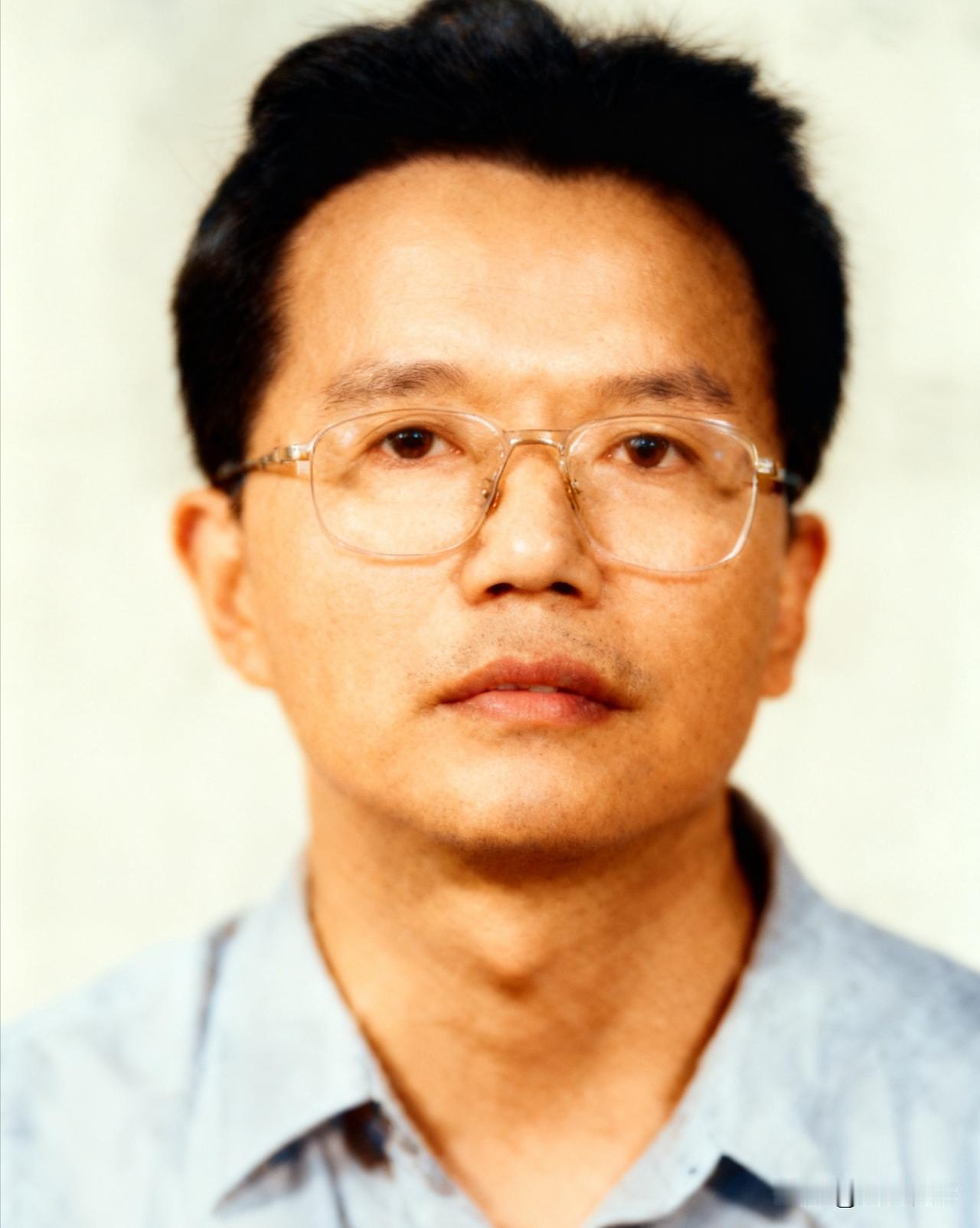 李显青是从荆州走出的声乐教育工作者。他出生于1951年，19岁参加工作，1983