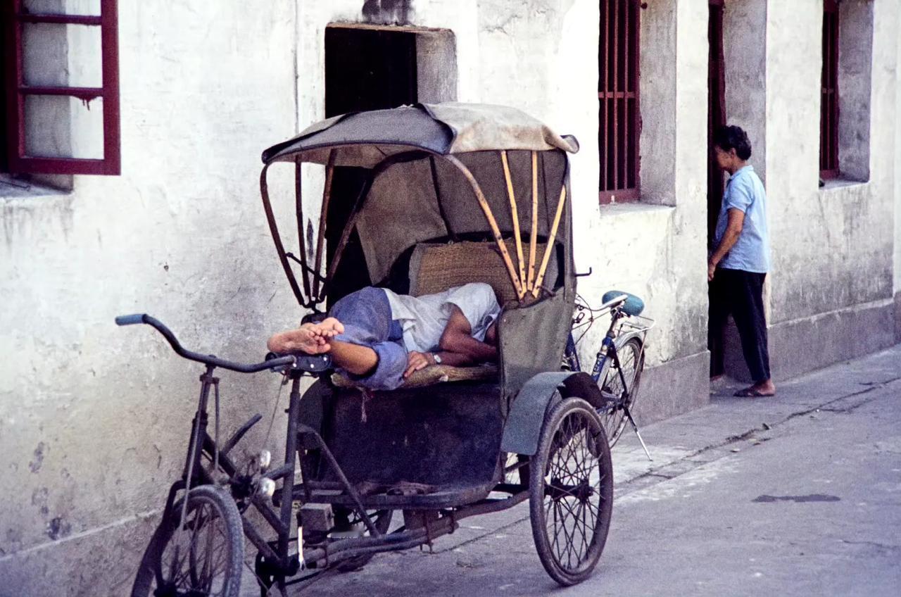 小憩的三轮车夫，苏州，1982年7月摄。 ​​​
