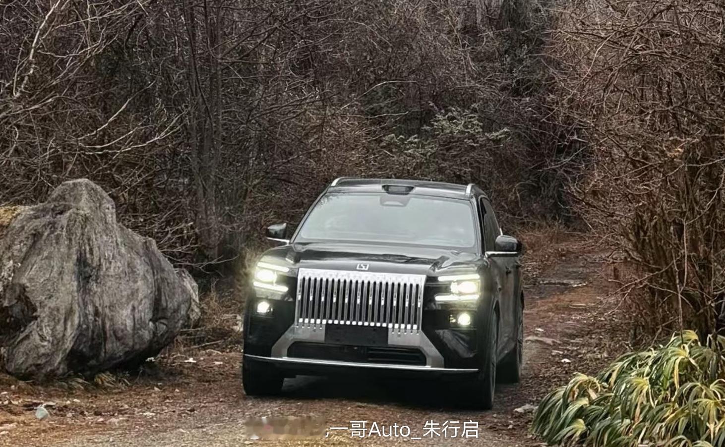 全新极氪8X的实车图被曝光之前都说这款新车是极氪9S随着极氪汽车的官宣现在都知道