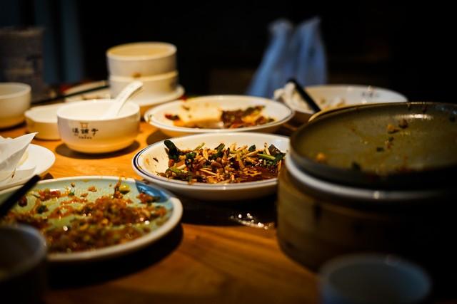 医生揭秘：老人告别剩菜，身体竟藏着这些惊人变化！ 先讲述一位老人因吃剩菜导致健康