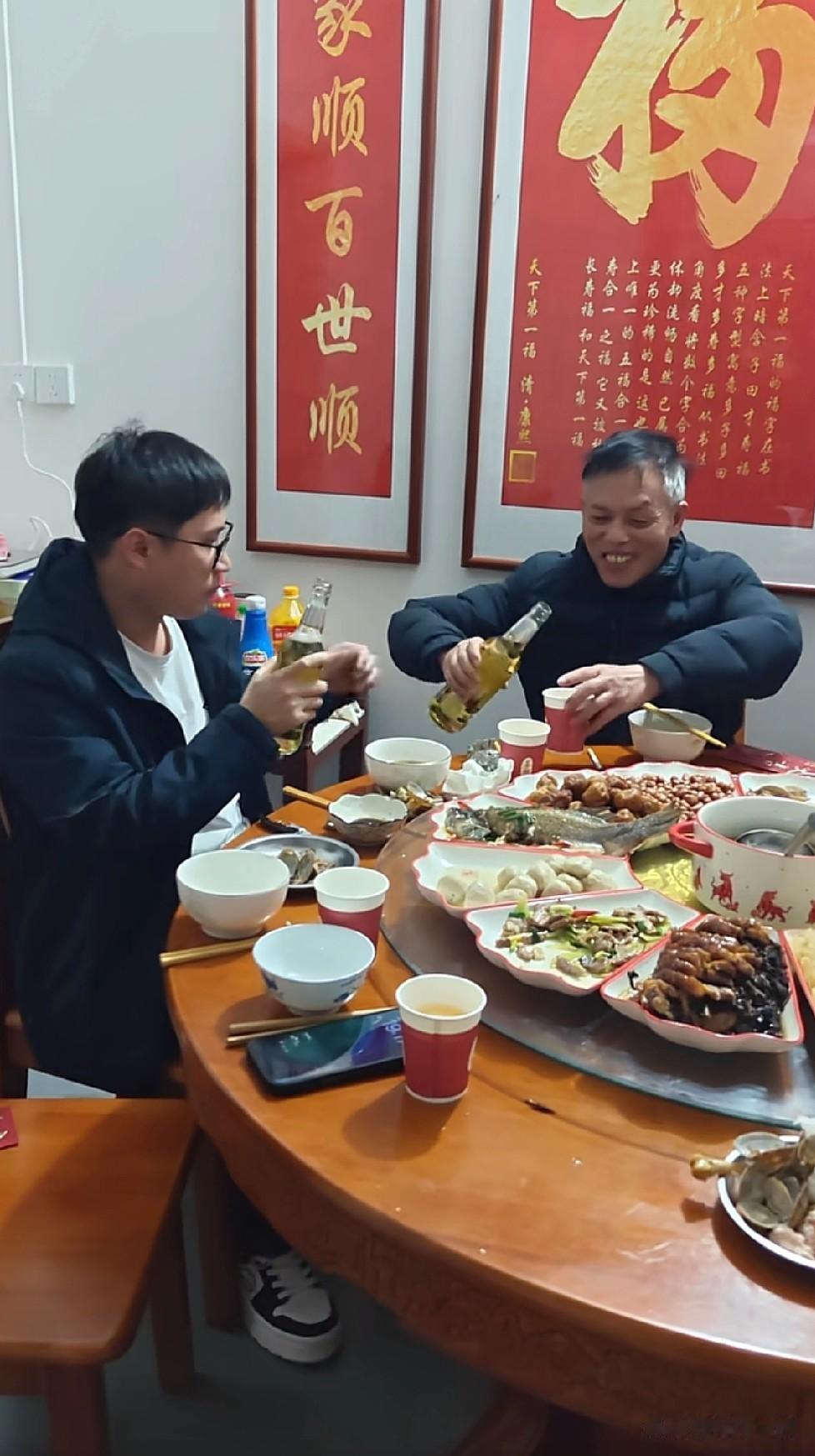 人称萌萌辉的梁志辉回父母家过年啦！他发出了大红包，给父母， 给弟弟妹妹。

媳妇