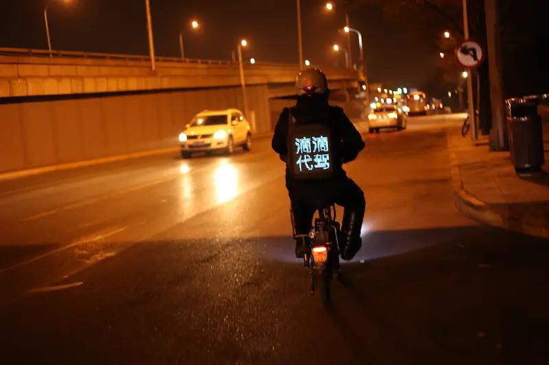 代驾将客人送到目的地后却被告知开错车了 ，代驾懵了：不是你车？你站旁边还上车？那