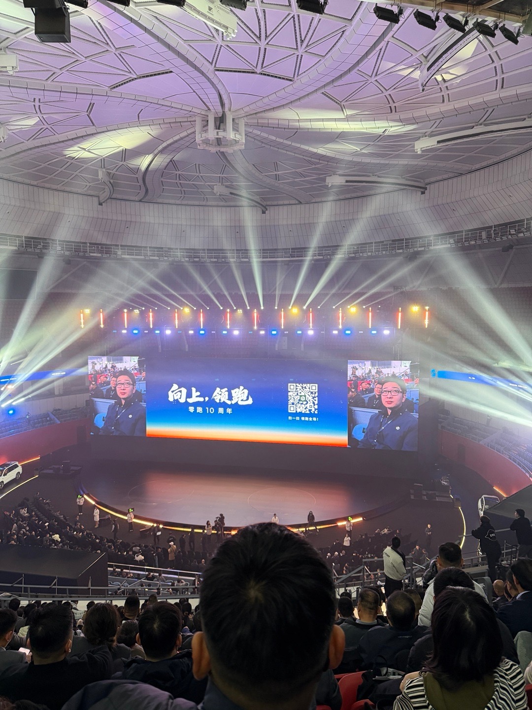 零跑你真的不是演唱会吗，现场氛围也太好了吧，还有摇镜头抽奖环节！！每个座位都配了