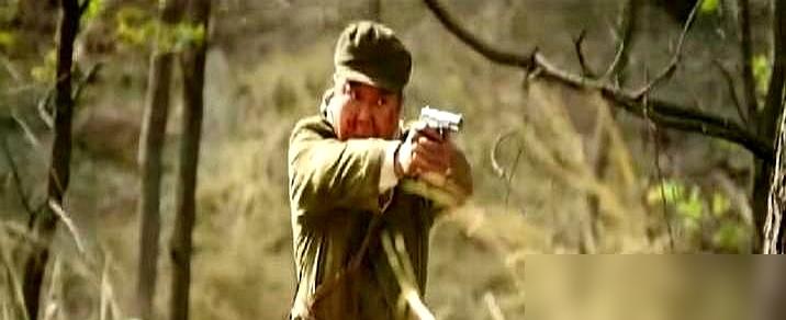 2打1被反杀，志愿军放下枪？别侮辱先辈的血性。
一个美军，用枪顶着一个志愿军的