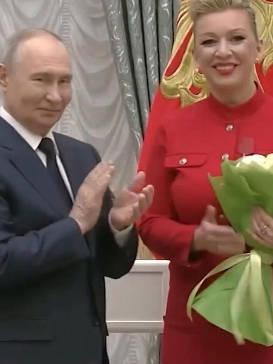 12月24日，俄罗斯总统普京在克里姆林宫为外交部发言人玛丽亚·扎哈罗娃颁发四级“