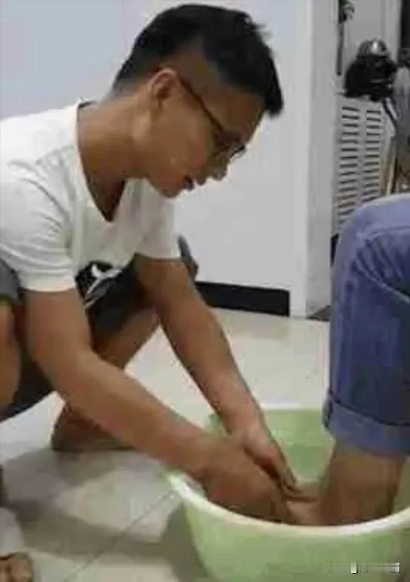 想问问大家，你们晚上睡觉前洗脚吗？

朋友们，你们睡觉前洗脚吗？
我是一定要洗的