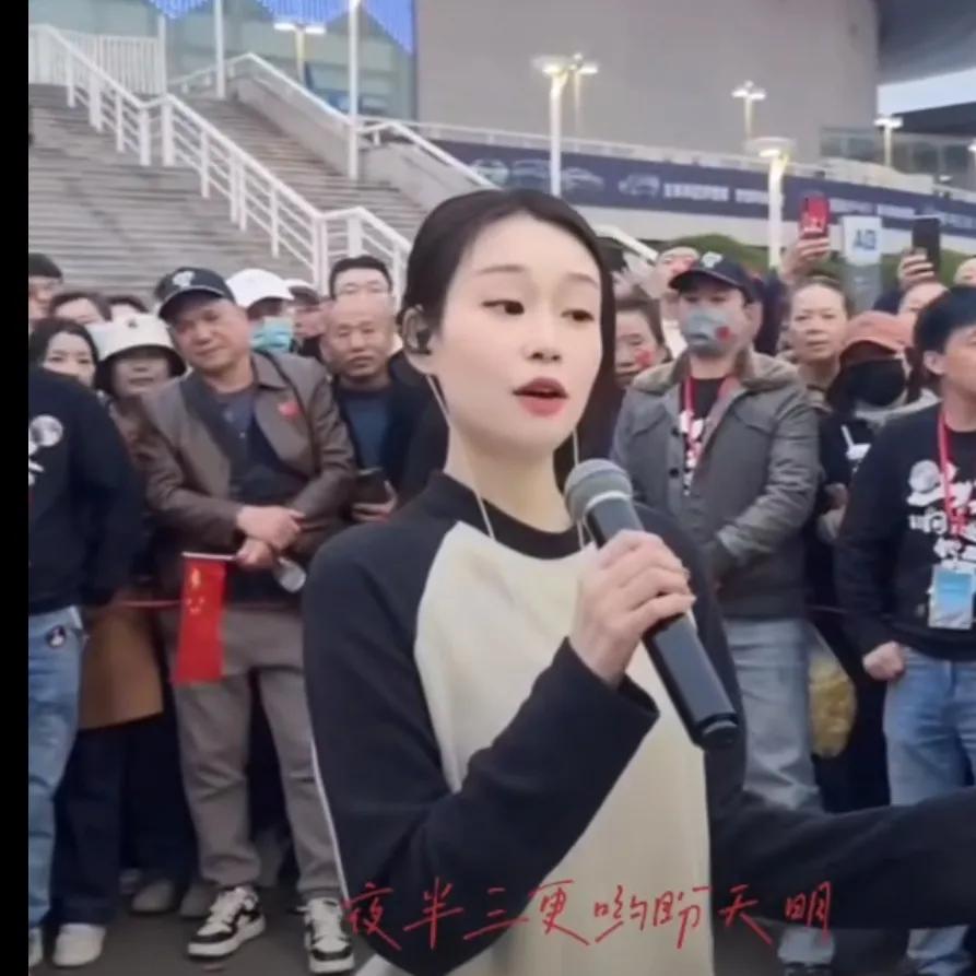 在“山歌响起的地方·刀郎2025巡回演唱会”的现场外，聚集着一群赤诚的刀迷。他们
