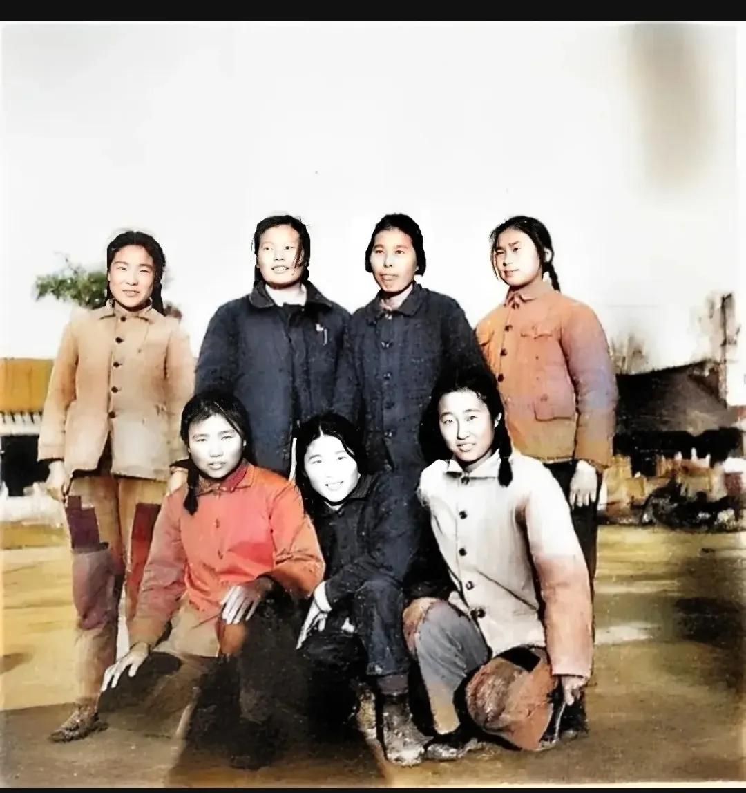 1969年，江西南昌，几个青春洋溢的知青女孩，留下了一张珍贵的老照片。照片中的他