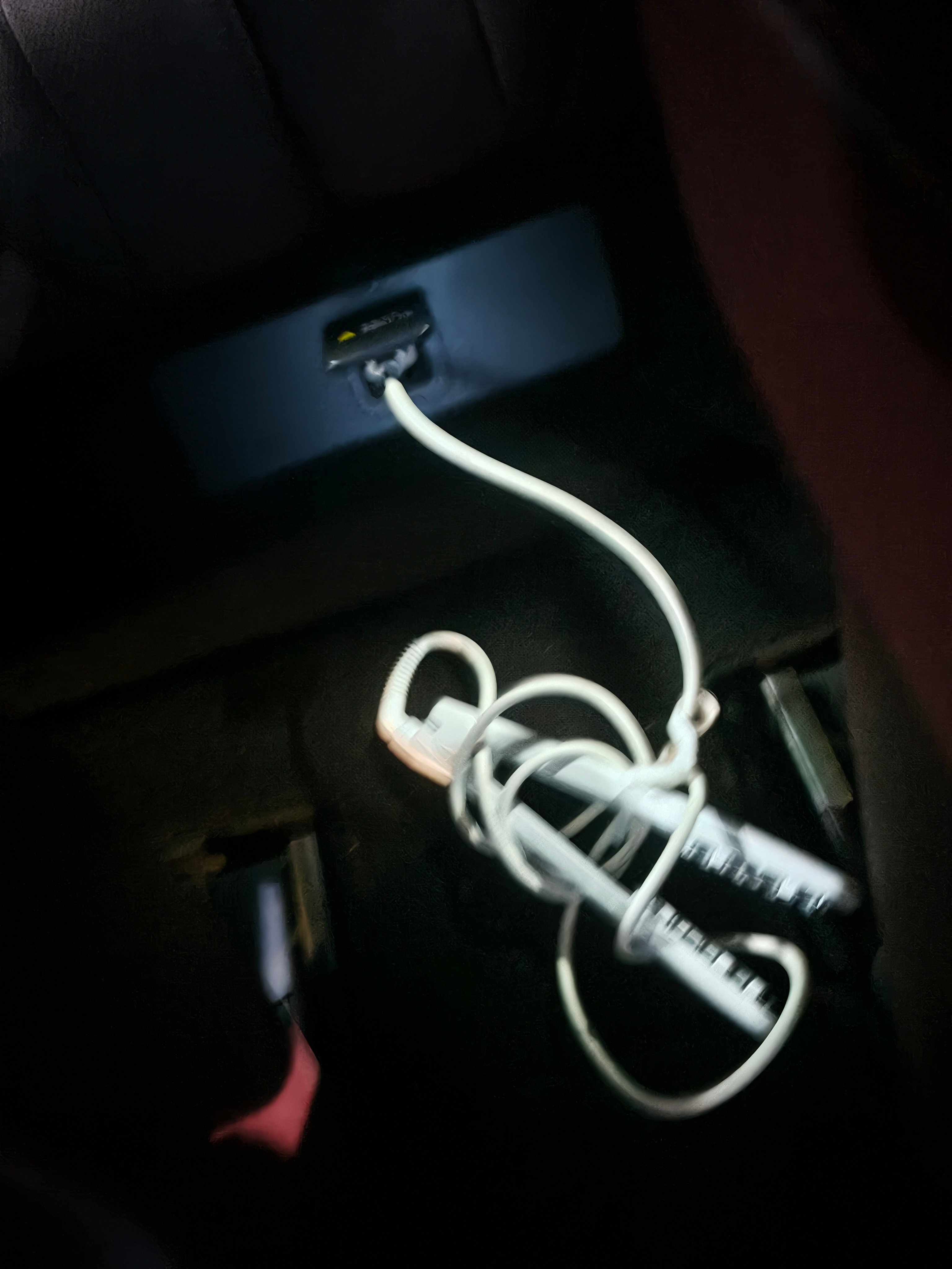 今天9点半从北京起飞，实在太困了素颜出门。落地武汉上了接机的车，掏出我的装备在车