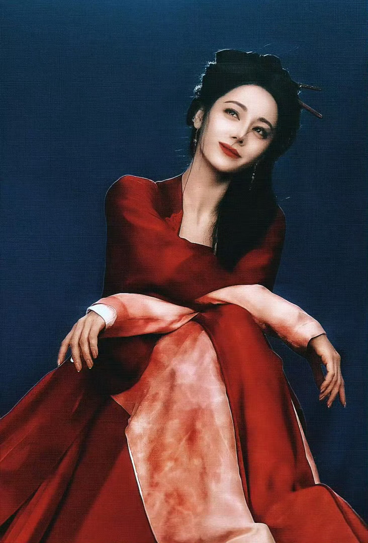 热巴贺思慕孤独又灿烂的神热巴把贺思慕演得太细腻，外表清冷强大，内心却满是孤寂，初