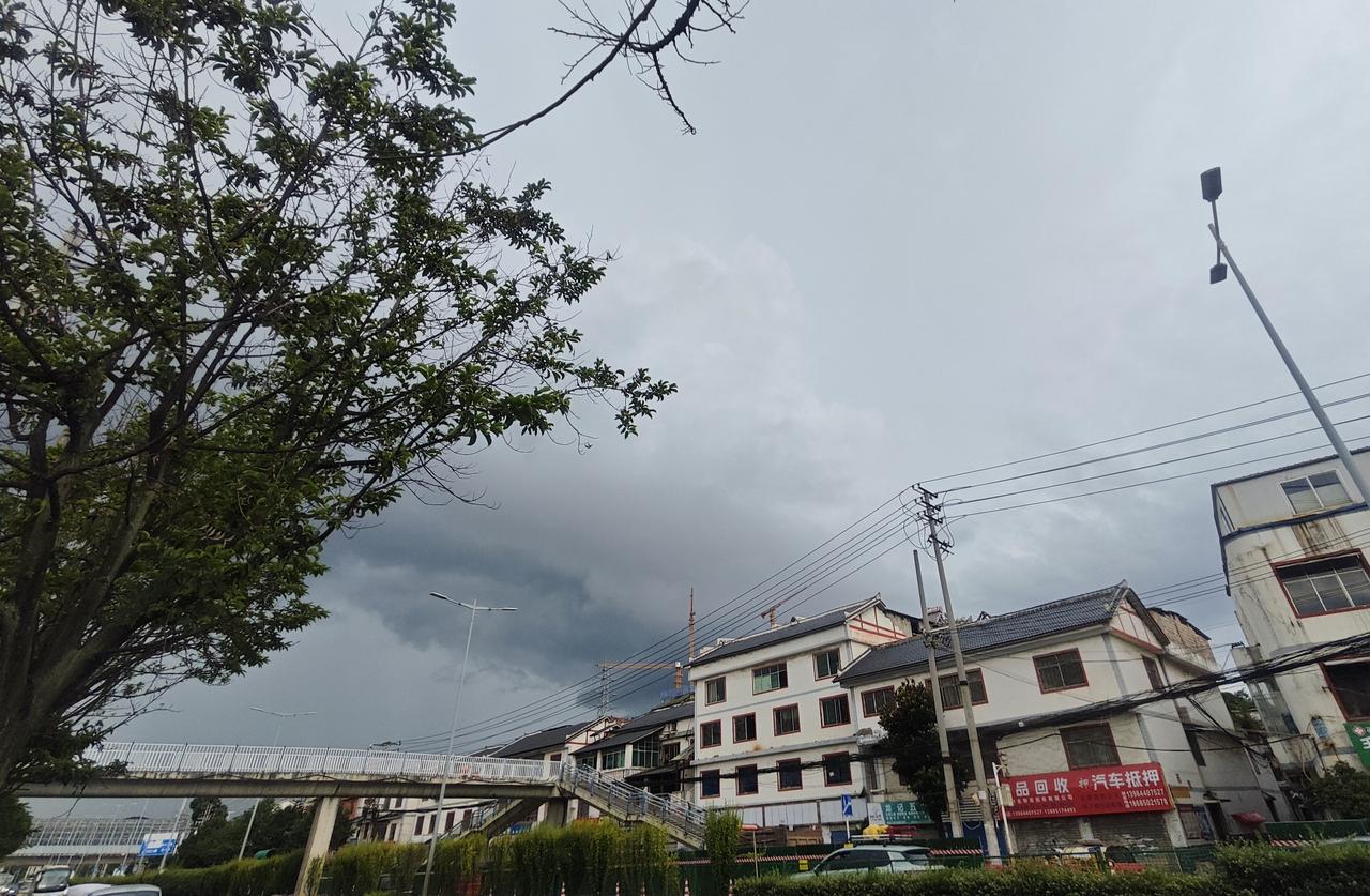 每日一图｜山雨欲来风满楼，暴雨前的天气都是这样的吗

2026年7月3日，下午1