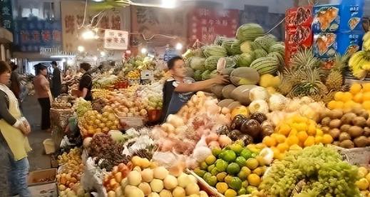 断了对华出口就集体傻眼！外国水果堆积腐烂无人问津，如今哭求中国原谅纯属自讨苦吃，