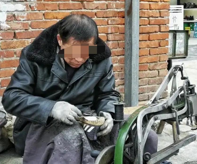 悲剧还是发生了！山东平度，一男子旧腰带太长，于是到老人开的小摊重新裁剪并打孔。谁